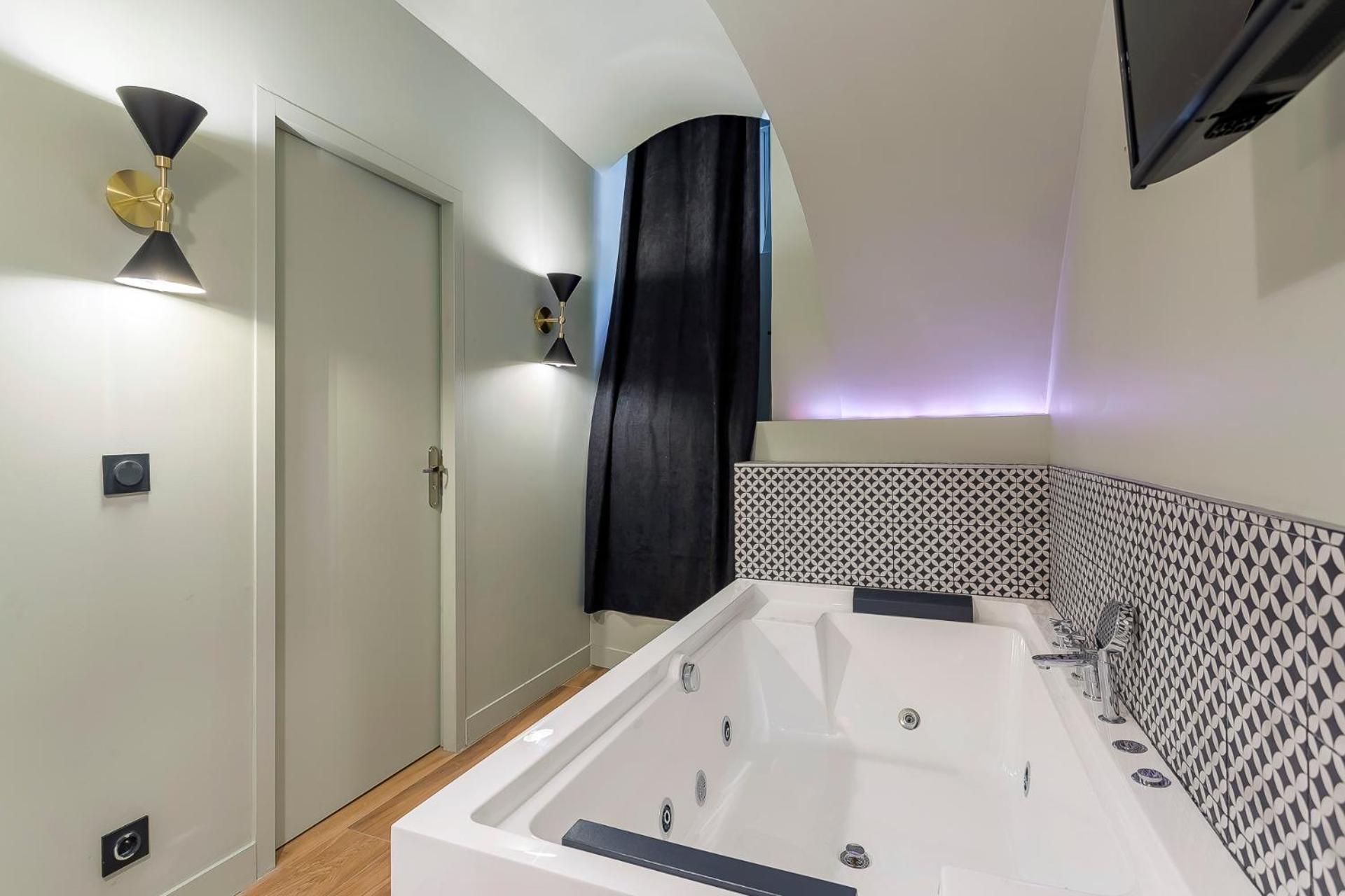 Suite Romantique Balneo Centre Лион Экстерьер фото